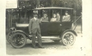 tak AT 1920 Dokter Frans Doeleman als trotse eigenaar van een auto